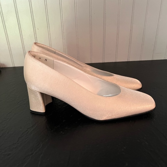Stuart Weizmann cream pumps size 4M - Picture 2 of 7